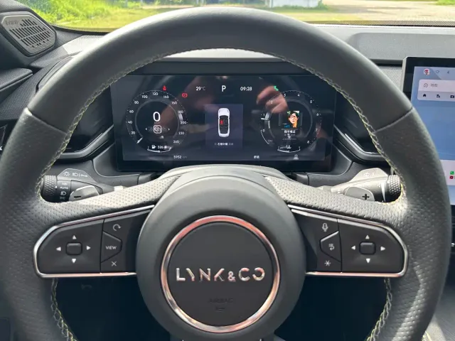 Lynk & Co 03 — Фото автомобиля 13