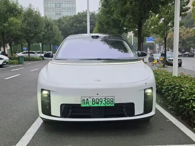 Фотография автомобиля — Li Auto i8