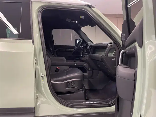 Land Rover Defender — Фото автомобиля 26
