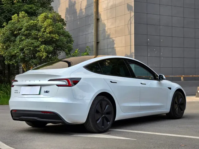 Tesla Model 3 — Фото автомобиля 6