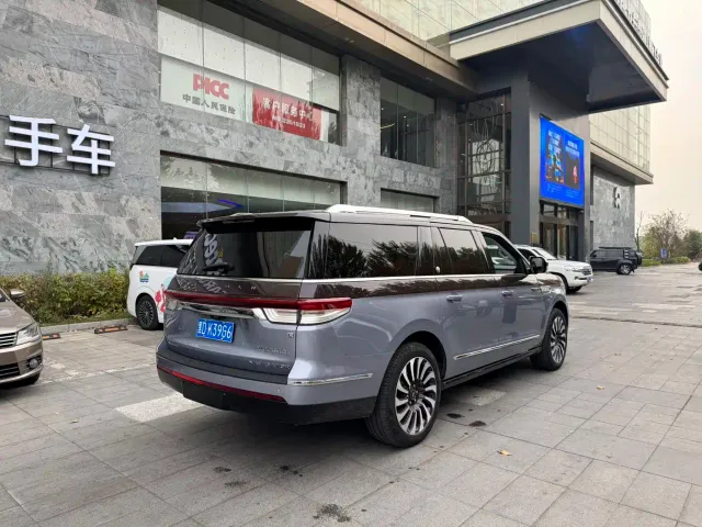 Lincoln Navigator One — Фото автомобиля 3