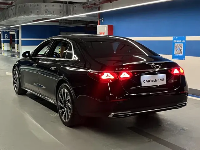 Mercedes-Benz E-Class — Фото автомобиля 4