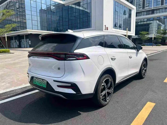 BYD Tang — Фото автомобиля 9