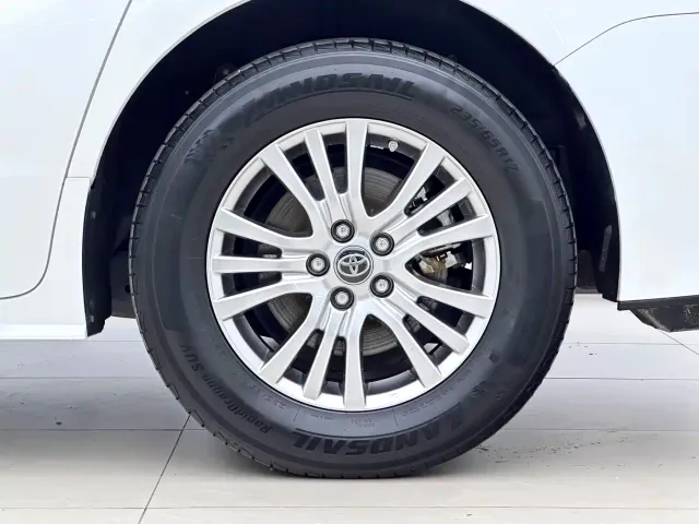 Toyota Sienna — Фото автомобиля 13