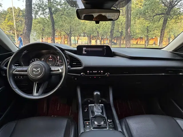 Mazda Axela — Фото автомобиля 10