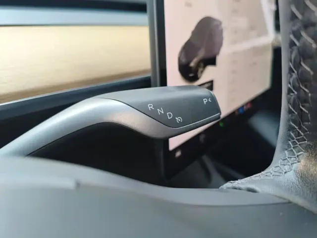 Tesla Model Y — Фото автомобиля 13