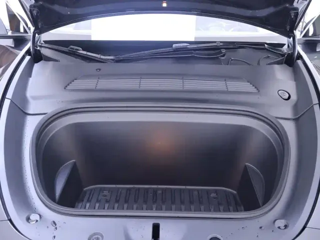 Tesla Model Y — Фото автомобиля 25