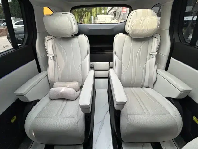 Xpeng X9 — Фото автомобиля 20