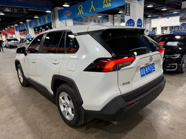Toyota RAV4 — Фото автомобиля 8