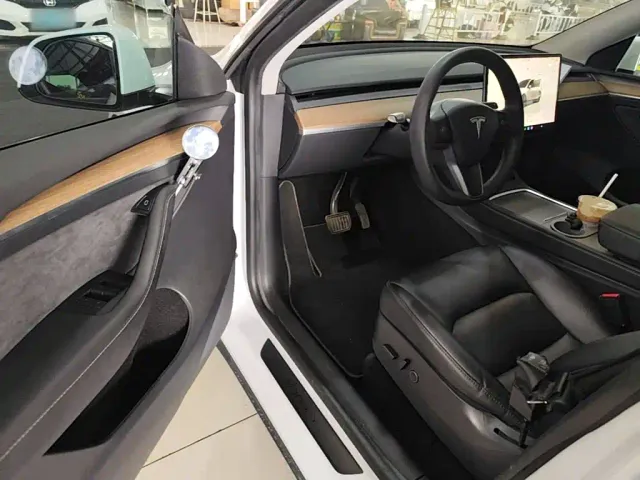 Tesla Model Y — Фото автомобиля 15