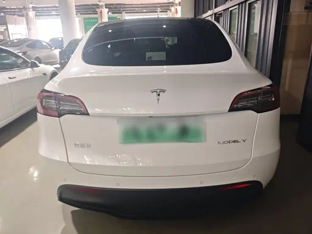 Tesla Model Y — Фото автомобиля 5