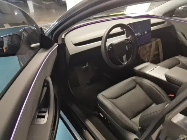 Tesla Model 3 — Фото автомобиля 15