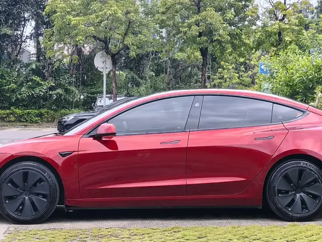 Tesla Model 3 — Фото автомобиля 4