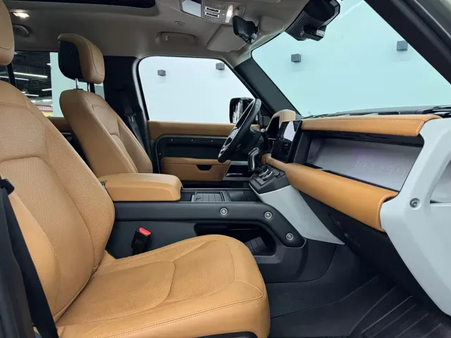 Land Rover Defender — Фото автомобиля 10