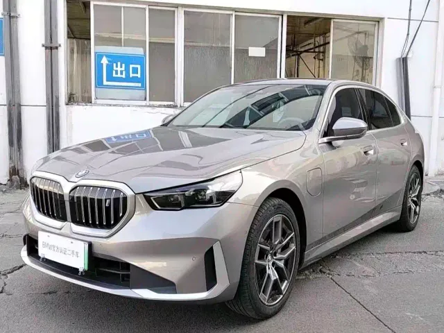 Фотография автомобиля — BMW i5