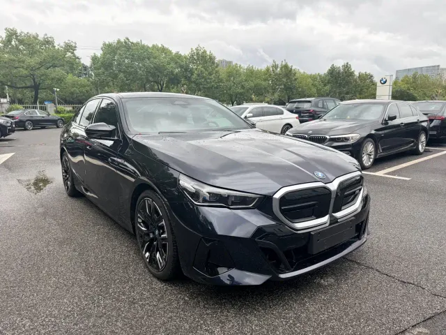 Фотография автомобиля — BMW i5