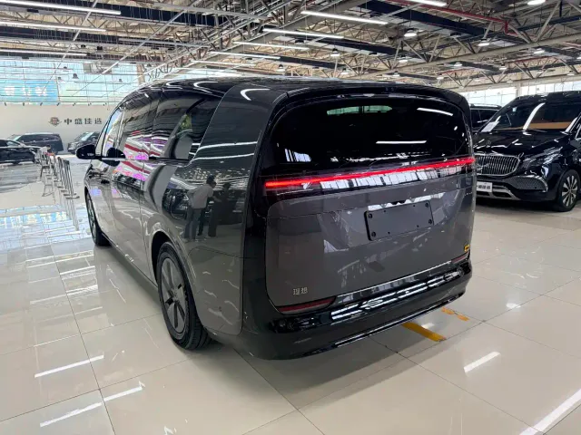 Li Auto MEGA — Фото автомобиля 13
