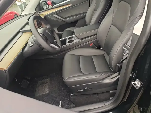 Tesla Model Y — Фото автомобиля 10