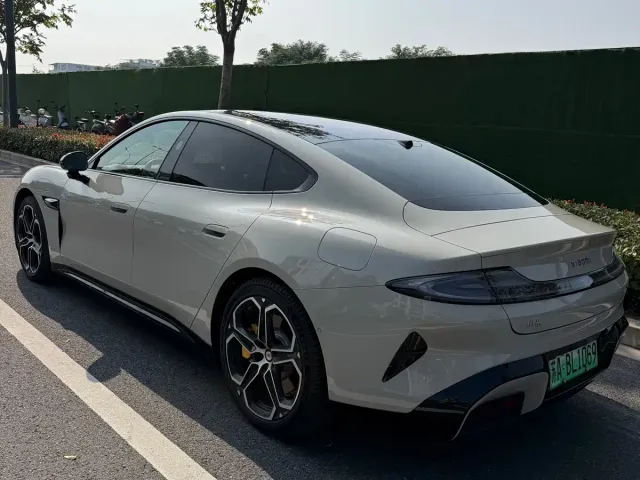 Xiaomi SU7 — Фото автомобиля 7