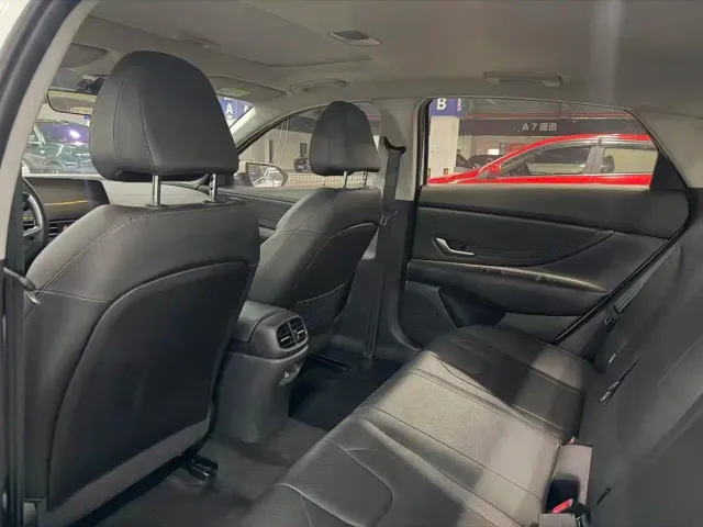 Hyundai Elantra — Фото автомобиля 6