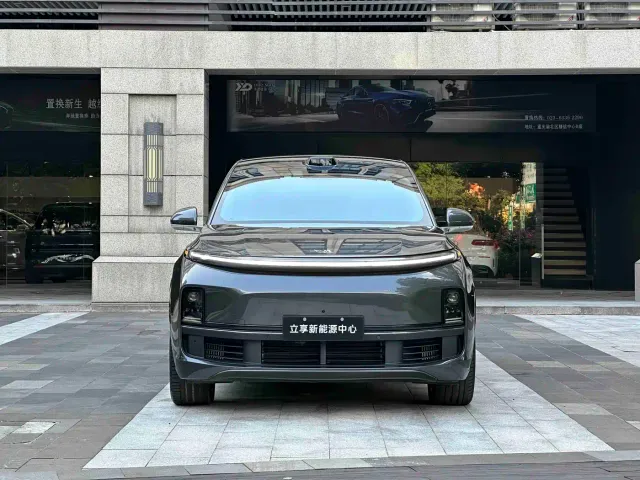 Li Auto L8 — Фото автомобиля 3