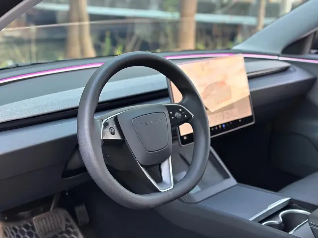 Tesla Model 3 — Фото автомобиля 8
