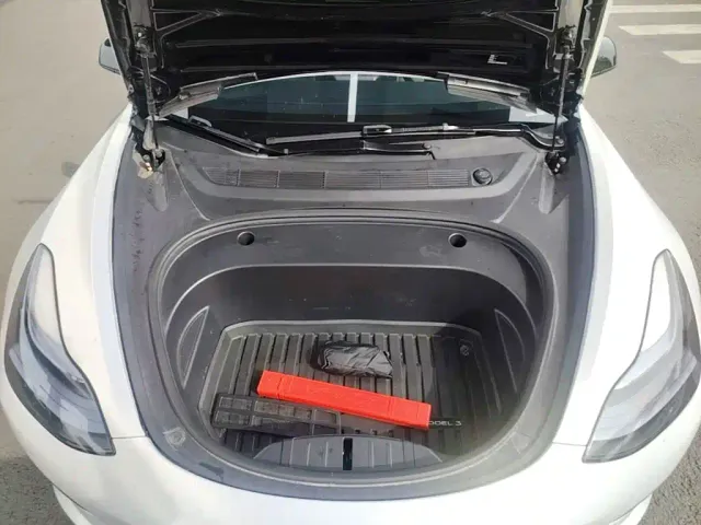 Tesla Model 3 — Фото автомобиля 19