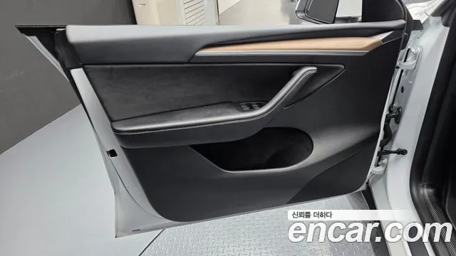 Tesla Model Y — Фото автомобиля 13
