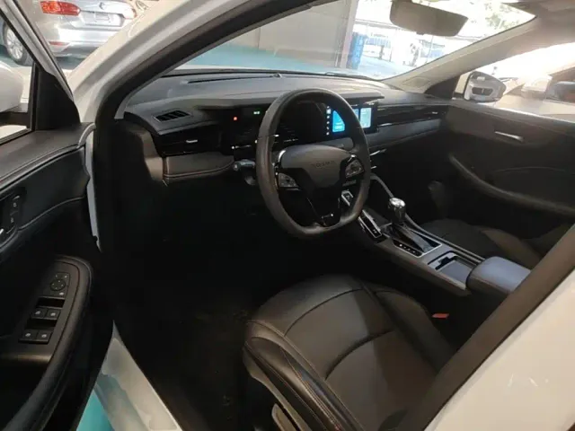 Roewe i5 — Фото автомобиля 14