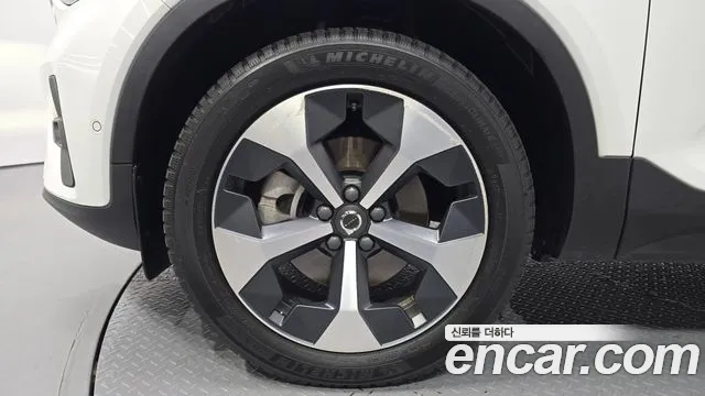 Volvo XC40 — Фото автомобиля 5
