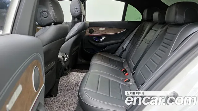 Mercedes-Benz E-Class — Фото автомобиля 12