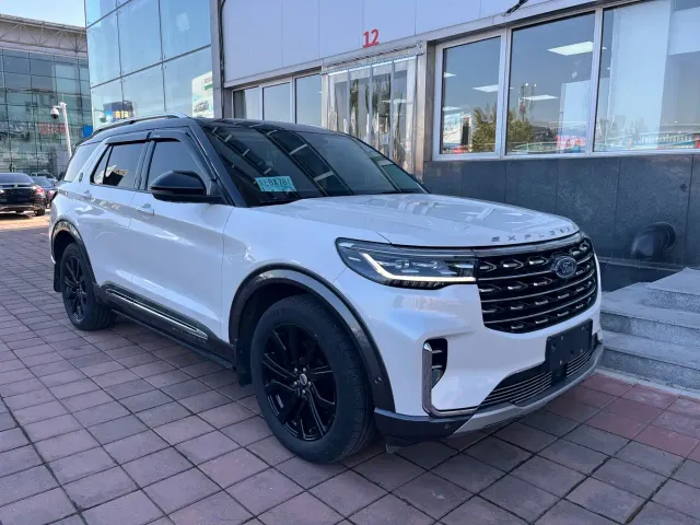 Ford Explorer — Фото автомобиля 3
