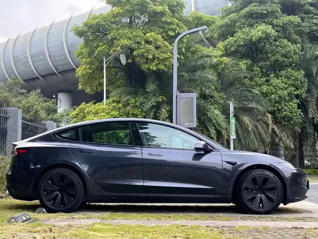 Tesla Model 3 — Фото автомобиля 4