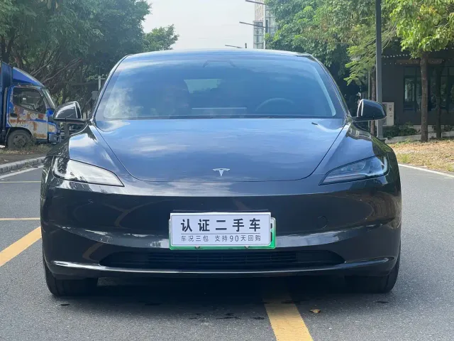 Tesla Model 3 — Фото автомобиля 2