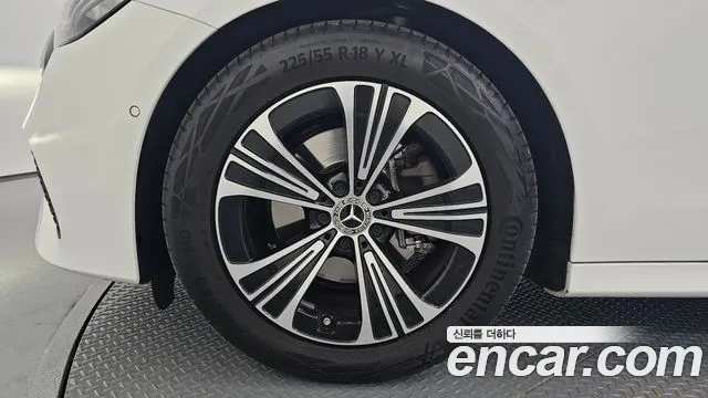 Mercedes-Benz E-Class — Фото автомобиля 5