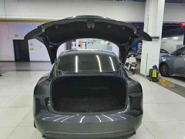 Tesla Model 3 — Фото автомобиля 18