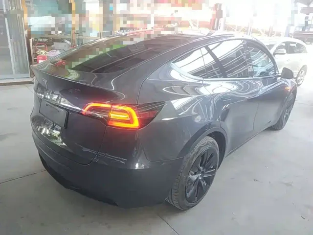 Tesla Model Y — Фото автомобиля 6