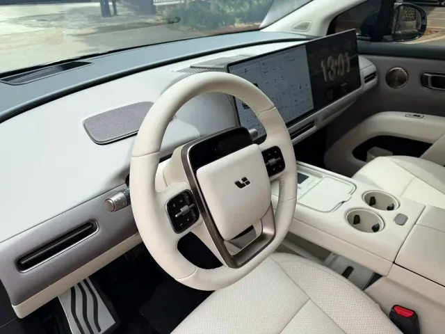 Li Auto i8 — Фото автомобиля 11