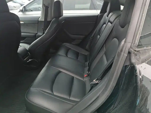 Tesla Model 3 — Фото автомобиля 12
