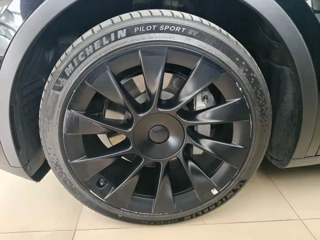Tesla Model Y — Фото автомобиля 10