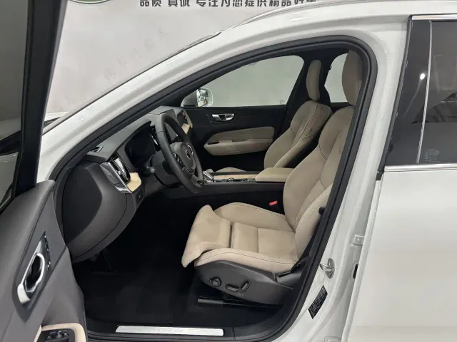 Volvo XC60 — Фото автомобиля 11
