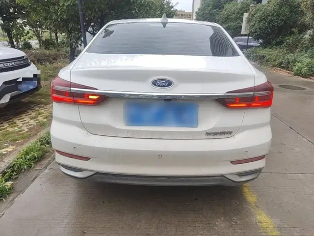 Ford Escort — Фото автомобиля 5
