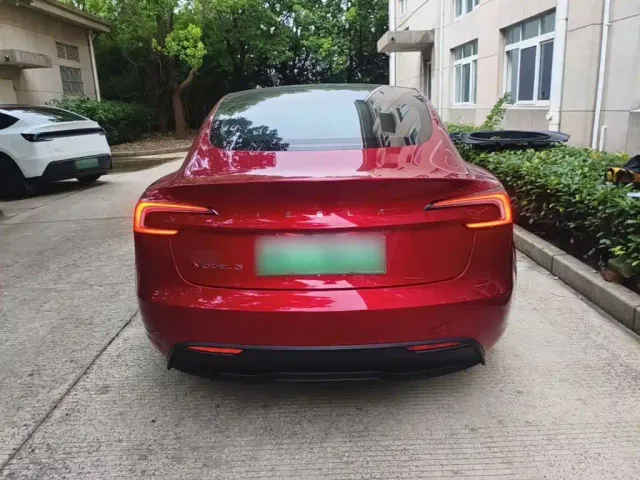 Tesla Model 3 — Фото автомобиля 3