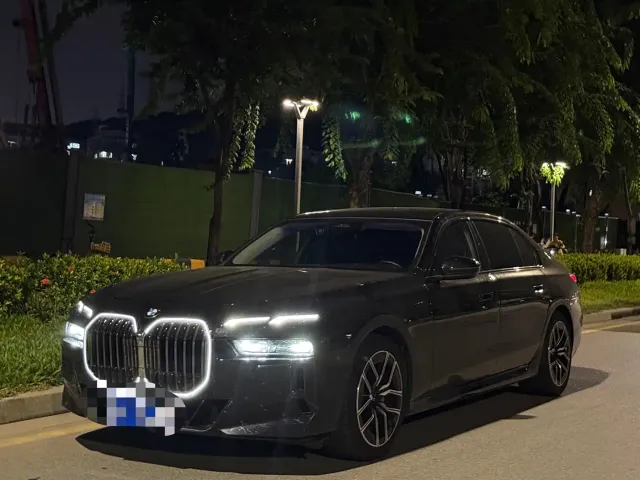 Фотография автомобиля — BMW 7 Series