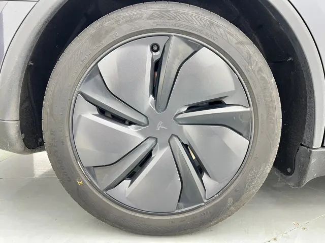 Tesla Model Y — Фото автомобиля 27