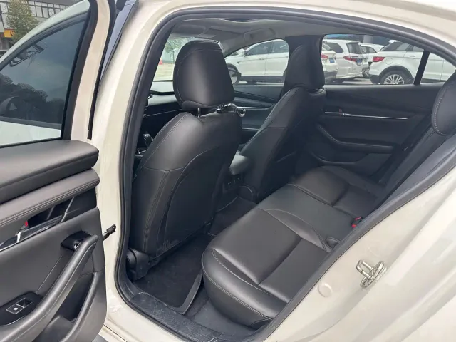 Mazda Axela — Фото автомобиля 16