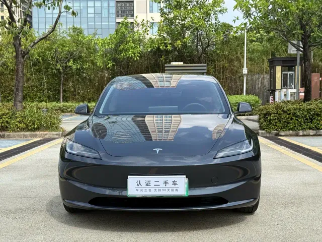 Tesla Model 3 — Фото автомобиля 2