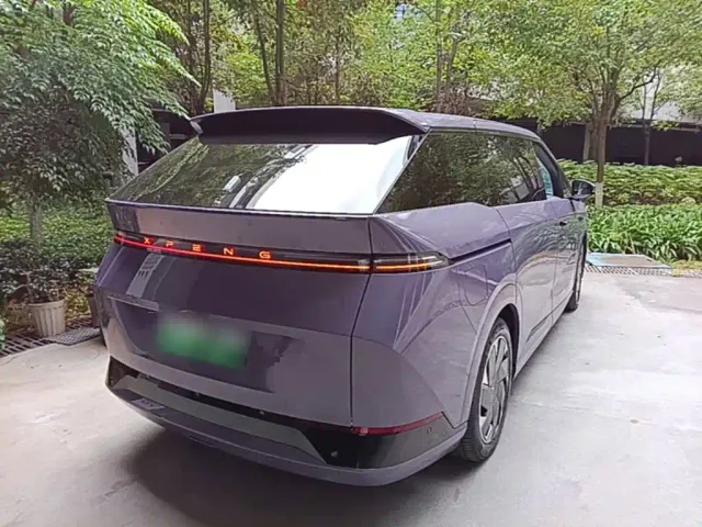 Xpeng X9 — Фото автомобиля 6