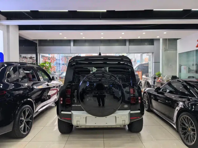 Land Rover Defender — Фото автомобиля 12