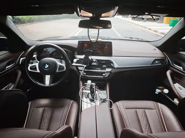 BMW 5 Series — Фото автомобиля 11